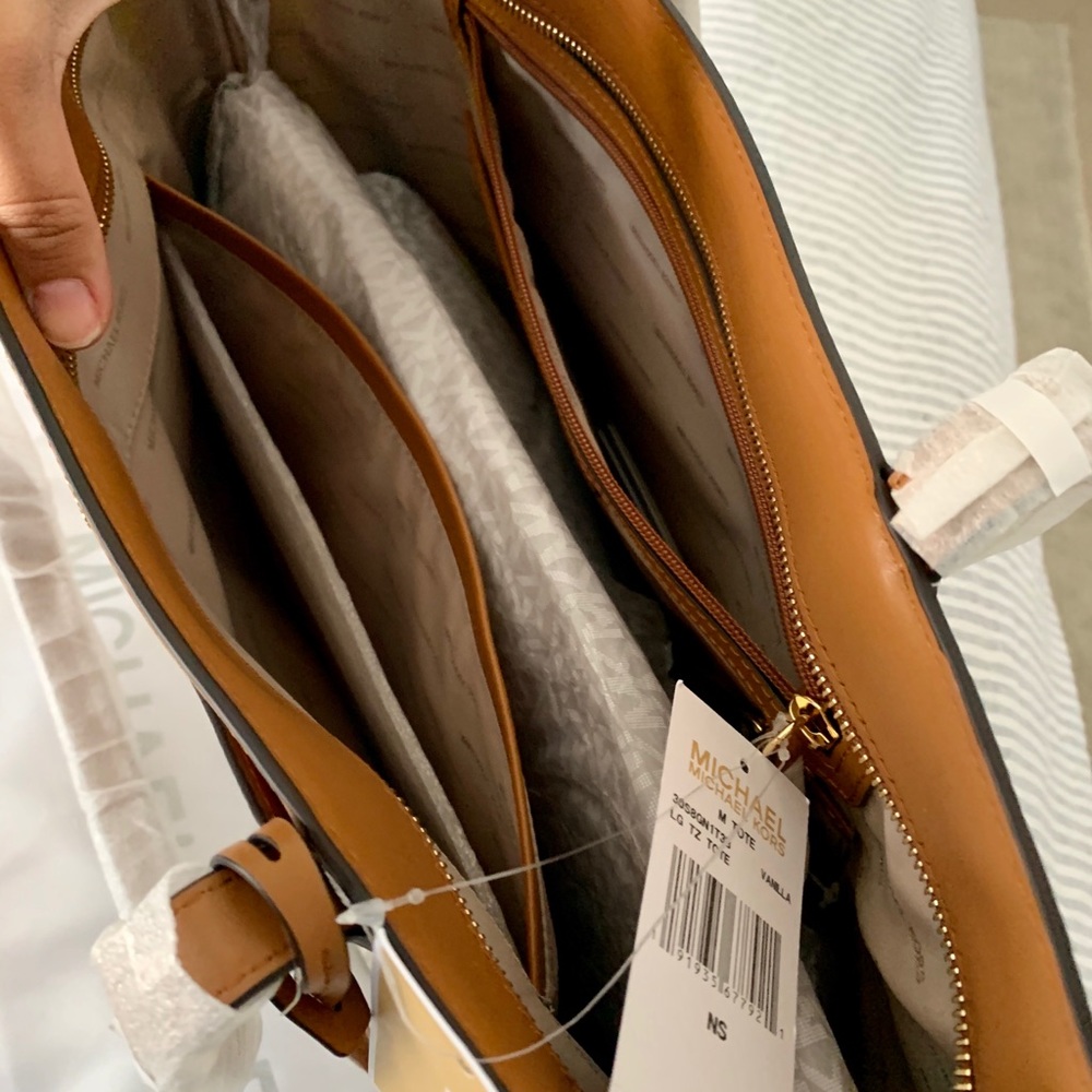 Michael Kors Tote Bag ( Large) - Picture 2 of 5